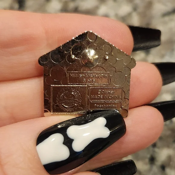 (5 For $30) Disney Pin Hidden Mickey 2019 WDW Dog Houses Percy Pocahontas Pin - Picture 3 of 4